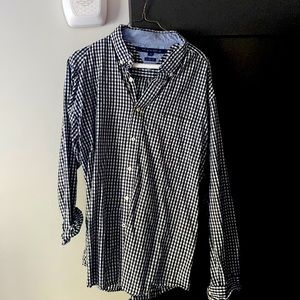 Tommy Hilfiger long sleeve button down collared shirt. Classic fit.